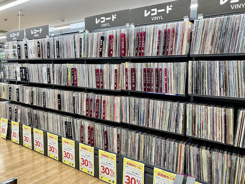 ブックオフのレコード売り場の画像。