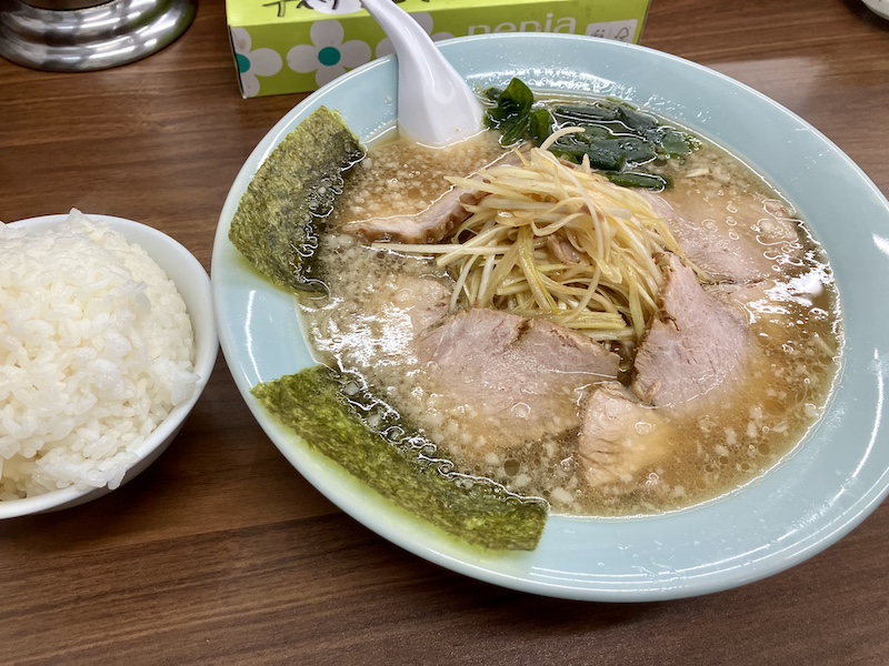 春日井のラーメンショップのネギチャーシュメン並とライス