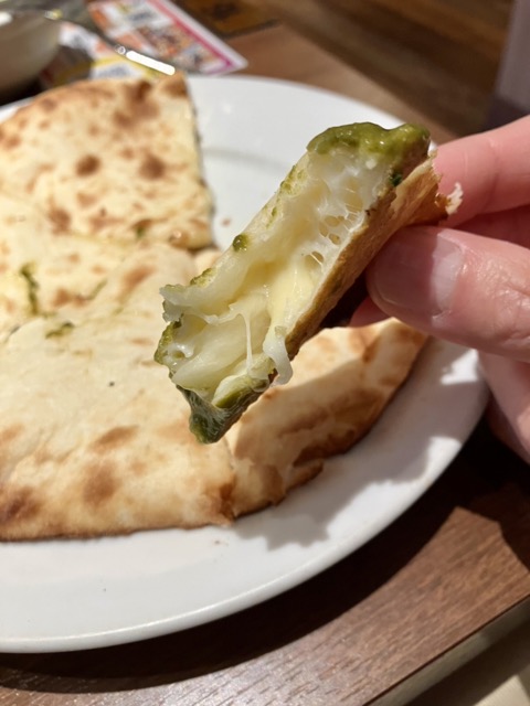 インドカレー店のチーズナン