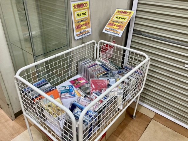 ブックマーケット エーツーの100円CDコーナー