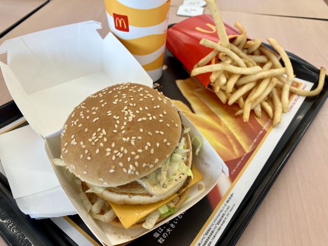 スーパーのマックのハンバーガー