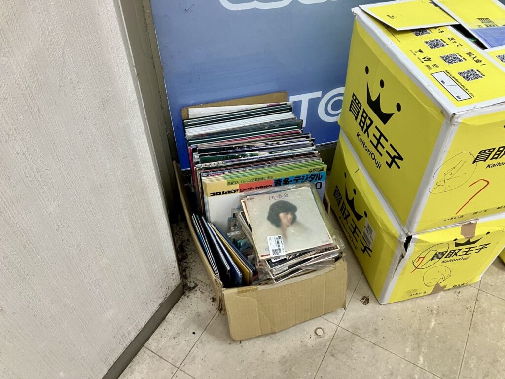 匠書店の100円CDコーナー