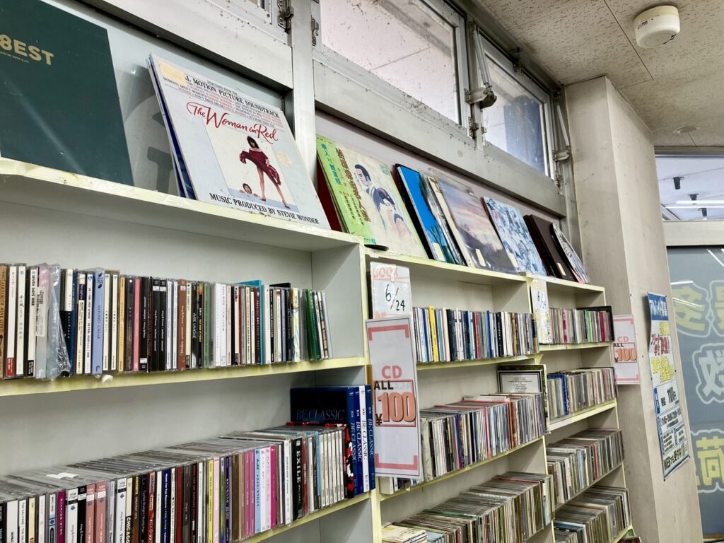匠書店の100円CDコーナー