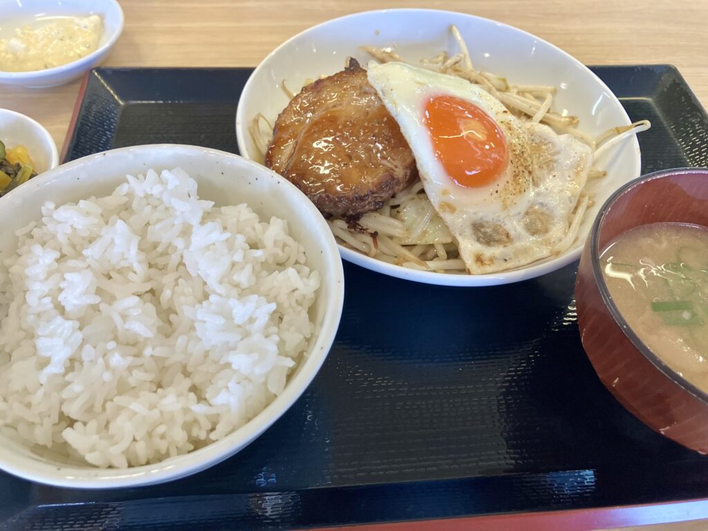 中毒飯チョモランマのチャーシューエッグ定食