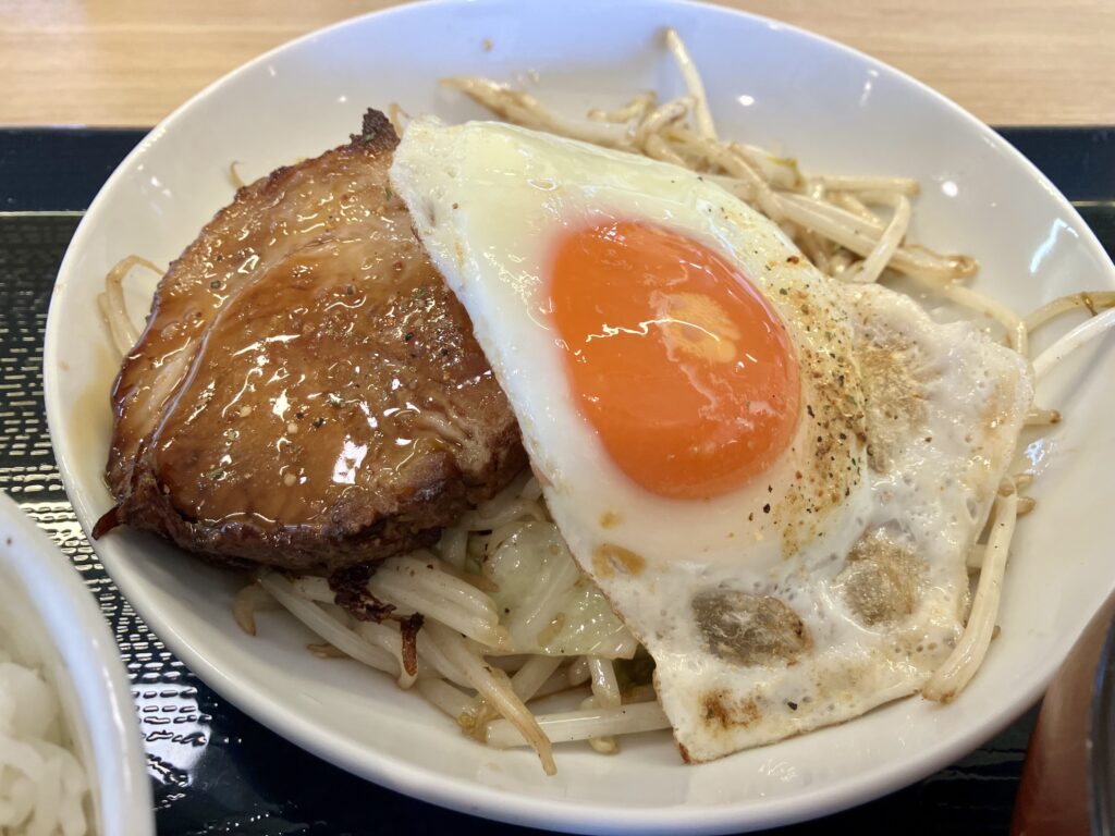 中毒飯チョモランマのチャーシューエッグ定食